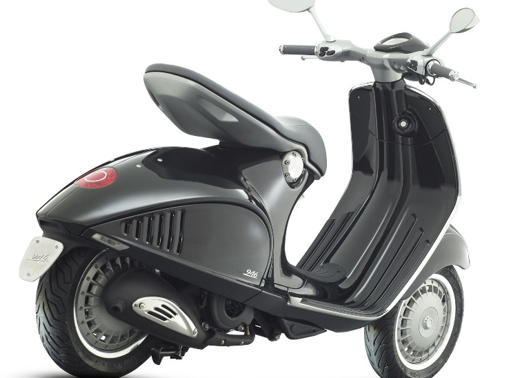 Siêu phẩm Vespa 946 là chiếc xe tay ga có giá "chát" nhất trên thị trường Việt Nam hiện nay. Xe được làm với nhiều công đoạn thủ công phức tạp từ bàn tay những người thợ điêu luyện của Piaggio tại Ý.